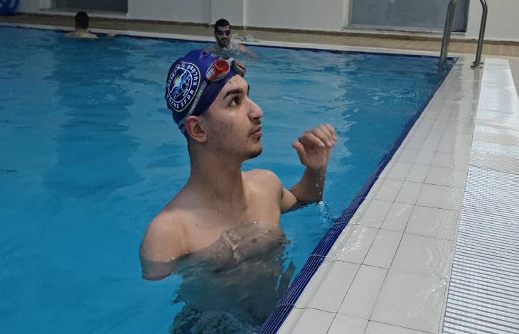 Muharrem Kavala havuzun içinde.