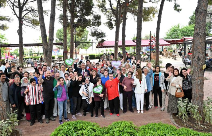 Muratpaşa Belediye Başkanı Ümit Uysal, Engelsiz Kafe personelleri ve aileler bir arada poz veriyor.