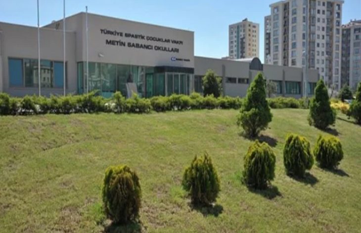 Fotoğrafta, bir binanın üzerinde Türkiye Spastik Çocuklar Vakfı - Metin Sabancı Özel Eğitim Kurumları yazısı yer alıyor.