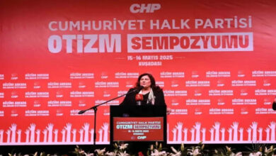 Aydın Büyükşehir Belediye Başkanı Özlem Çerçioğlu kürsüde konuşma yapıyor.