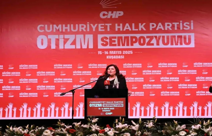 Aydın Büyükşehir Belediye Başkanı Özlem Çerçioğlu kürsüde konuşma yapıyor.