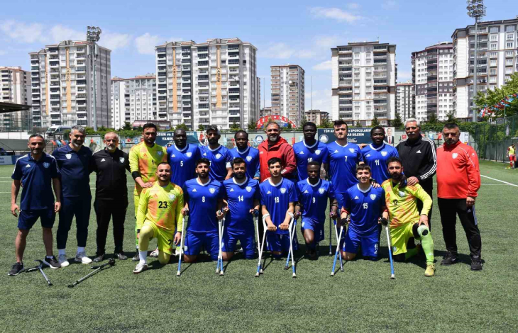 Şahinbey Belediye Spor Kulübü Ampute Futbol Takımı, teknik kadro sahada.