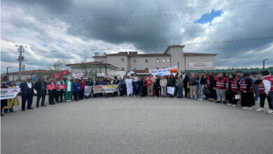 Fotoğrafta, kalabalık bir insan grubu olduğu görülüyor. Sivil Toplum Kuruluşu temsilcileri ve engelli bireylerin yakınları yan yana olacak şekilde bir sokak ortasında duruyorlar.