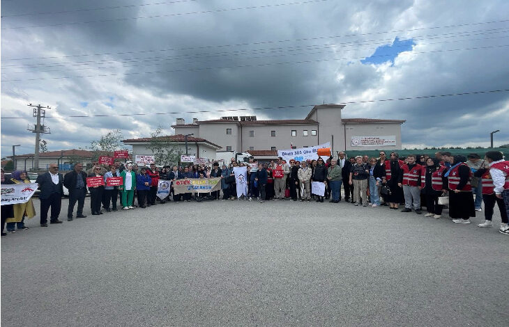 Fotoğrafta, kalabalık bir insan grubu olduğu görülüyor. Sivil Toplum Kuruluşu temsilcileri ve engelli bireylerin yakınları yan yana olacak şekilde bir sokak ortasında duruyorlar.