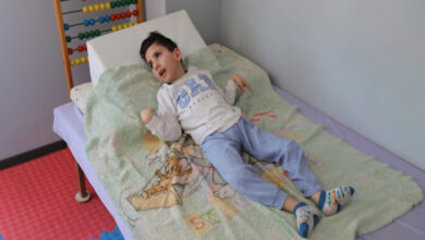 Mehmet Emir Özbakan yatağında uzanıyor.