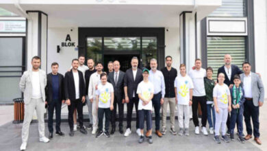 TÜMOSAN Konyaspor’un futbolcuları, Konyaspor Başkanı Ömer Korkmaz ve kulüp yönetimi ile birlikte Down Sendromlu Bireyler hatıra fotoğrafı çektiriyor.