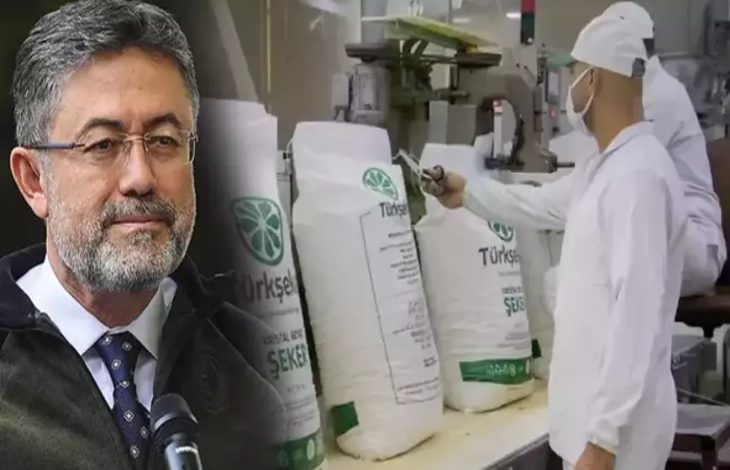 Fotoğrafın sol tarafında Tarım ve Orman Bakanı İbrahim Yumaklı ve sağ tarafında ise bir şeker fabrikasında çalışan işçiler şeker çuvalını tutarken görülüyorlar.