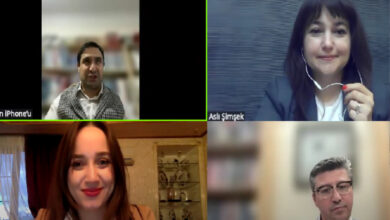 Fotoğrafta çevrimiçi bir toplantının katılımcıları gözükmektedir. 4 katılımcı ile gerçekleştirilen toplantıda iki kadın ve iki erkek yer almaktadır.