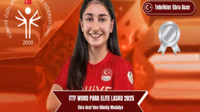 Bu görsel, Türkiye Özel Sporcular Spor Federasyonu**na bağlı Para Masa Tenisi Milli Takımı sporcusu **Ebru Acer**'in, **ITTF World Para Elite Lasko 2025 turnuvasında kazandığı gümüş madalyayı kutlamak amacıyla hazırlanmıştır. Ebru Acer, 2028 Los Angeles Paralimpik Oyunları yolunda ülkemizi başarıyla temsil etmeye devam etmektedir.