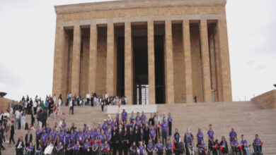 Bu görselde, Anıtkabir'in ön basamaklarında büyük bir grup insan toplanmış. Grup, çoğunluğu mor tişört giymiş bireylerden oluşuyor. Katılımcıların bir kısmı tekerlekli sandalyede. Arka planda Anıtkabir'in sütunlu yapısı belirgin şekilde görülüyor. Görsel, ciddi ve anlamlı bir ziyaretin anısını taşıyor. SMA’lı bireyler ve ailelerinin yer aldığı bir etkinlik kapsamında çekilmiş.