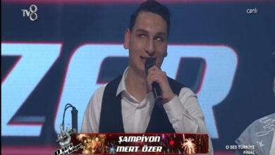 Mert Özer şampiyon olduktan sonra mikrofonla konuşma yapıyor.