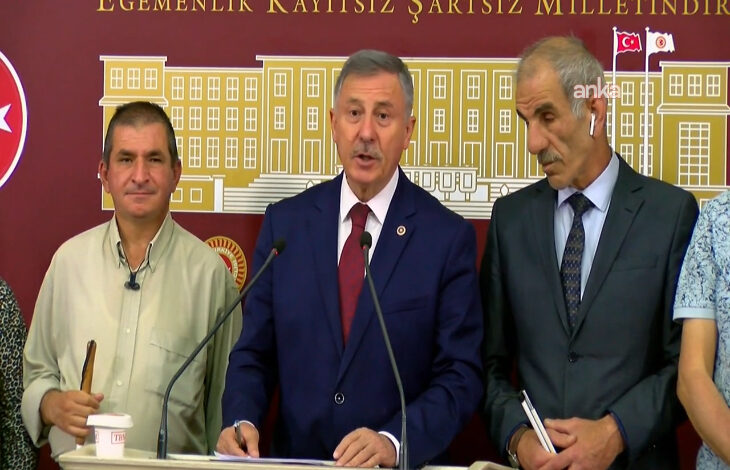 Yeni Yol Grup Başkanvekili Selçuk Özdağ ve bir grup engelli birey ile birlikte basın açıklaması düzenliyorlar.