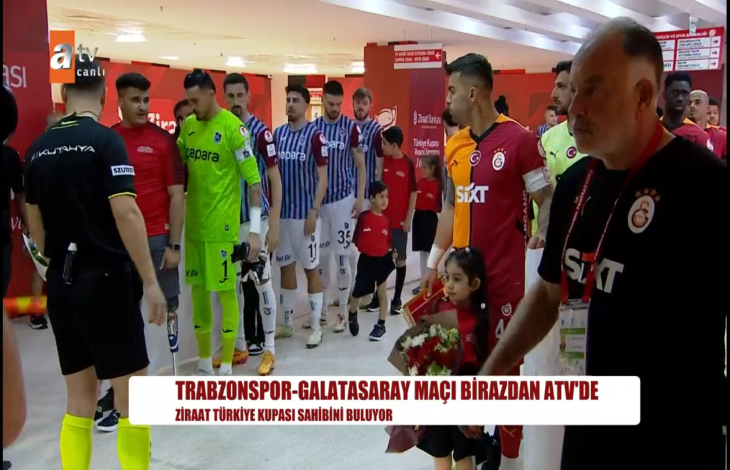 Stat koridorunda maç öncesi futbolcu ve hakemlerin yanında engelliler bulunuyor.