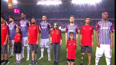 Trabzonsporlu futbolcuların yanında bulunan engelliler seremonide bulunuyor.