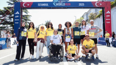 Fiziksel koşuya katılan Red Bull sporcuları ile paralimpik milli sporcu Nil Mısır, poz veriyor.