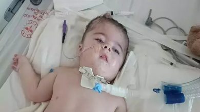 Ayaz bebek boğazına takılı hortumla yatakta uzanıyor.