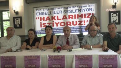 Görselde engelli hakları için düzenlenen bir basın toplantısı görülüyor. Altı kişi, “Haklarımızı istiyoruz!” yazılı pankart önünde oturuyor. Masada mikrofonlar ve “Büyük Engelli Buluşması” afişleri yer alıyor. Toplantıda 14 Haziran’da Ankara’da yapılacak mitinge çağrı yapılıyor.