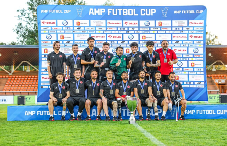 Ampute Futbol Milli Takımımız, turnuva kupasııyla poz veriyor.