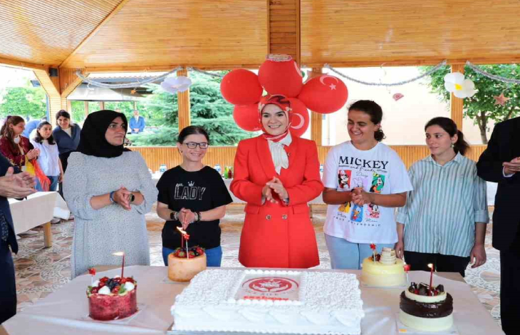 Bakan Göktaş, doğum günü haziran ayı olan özel bireylerle doğum günü pastaları önünde poz veriyor.