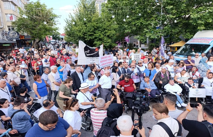 Engelli Dernekleri eylem ve basın açıklaması yapıyor.