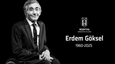 Görselde siyah beyaz bir taziye ilanı yer alıyor. Tekerlekli sandalyede oturan, takım elbiseli yaşlı bir adam Erdem Göksel kameraya hafif bir tebessümle bakıyor. Sağ üstte Beşiktaş Jimnastik Kulübü'nün amblemi bulunuyor. Hemen altında "Beşiktaş Jimnastik Kulübü", "Erdem Göksel", ve "1960–2025" yazıları yer almakta.