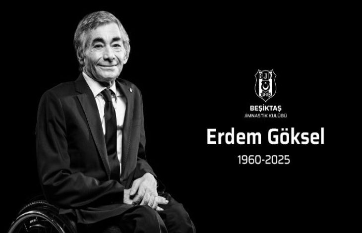 Görselde siyah beyaz bir taziye ilanı yer alıyor. Tekerlekli sandalyede oturan, takım elbiseli yaşlı bir adam Erdem Göksel kameraya hafif bir tebessümle bakıyor. Sağ üstte Beşiktaş Jimnastik Kulübü'nün amblemi bulunuyor. Hemen altında "Beşiktaş Jimnastik Kulübü", "Erdem Göksel", ve "1960–2025" yazıları yer almakta.