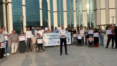 Bingöl Engelliler Platformu adına Mücahit Korkutata, açıklama yaparken, engelli bireyler arkasında dövizler tutarak bulunuyor.