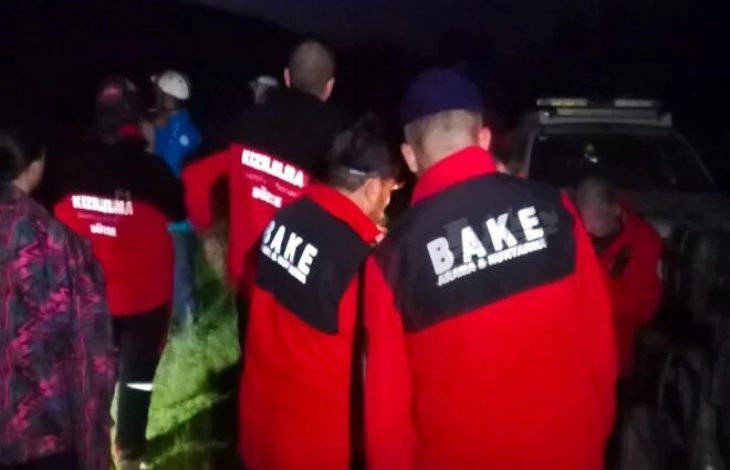 Görselde gece vakti çekilmiş bir arama-kurtarma çalışması görülüyor. Kırmızı ve siyah üniformalı, sırtlarında "B.A.K.E" (Bolu Arama Kurtarma Ekibi) yazılı kişiler karanlık bir alanda toplanmış durumda. Ayrıca bazı üniformalarda “KIZILAY” ifadesi de yer alıyor. Ekipler el feneriyle ya da araç farlarının yardımıyla ilerliyor gibi görünüyor. Arka planda karanlık ormanlık bir alan ve bir araç dikkat çekiyor.