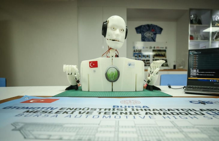 Beyaz renkli işaret dili bilen insansı robot.