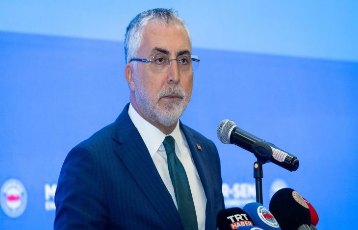 Görselde, Çalışma ve Sosyal Güvenlik Bakanı Vedat Işıkhan bir kürsüde konuşma yaparken görülüyor. Arka planda “Memur-Sen” logoları yer alıyor, önünde ise TRT Haber ve diğer basın kuruluşlarına ait mikrofonlar dikkat çekiyor. Işıkhan, “Memur-Sen Engelliler Komisyonu Türkiye Buluşması”nda konuşma yapıyor.