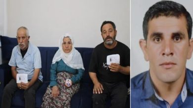 Görselde, sol tarafta bir koltukta oturan üç kişi yaşlı bir adam, yaşlı bir kadın ve orta yaşlı bir adam ellerinde bir erkeğe ait vesikalık fotoğraf tutuyor. Yüz ifadeleri üzgün ve endişeli. Sağ tarafta ise kayıp olduğu anlaşılan kişinin yakın plan vesikalık bir fotoğrafı yer alıyor.