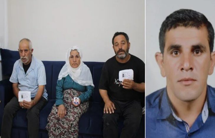 Görselde, sol tarafta bir koltukta oturan üç kişi yaşlı bir adam, yaşlı bir kadın ve orta yaşlı bir adam ellerinde bir erkeğe ait vesikalık fotoğraf tutuyor. Yüz ifadeleri üzgün ve endişeli. Sağ tarafta ise kayıp olduğu anlaşılan kişinin yakın plan vesikalık bir fotoğrafı yer alıyor.