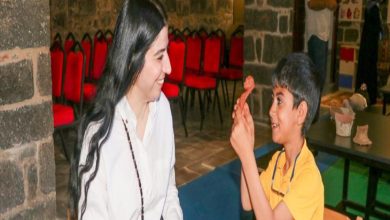 Fotoğrafta görme engelli bir çocuk kapalı bir ortamda tarihi bir eseri dokunarak anlamaya çalışıyor. Çocuğun yanında öğretmeni var.