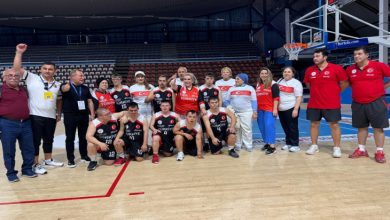 Türkiye Down Basketbol Milli Takımı, teknik kadro sahada poz veriyor.