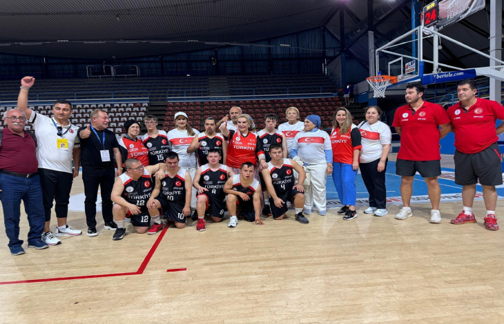 Türkiye Down Basketbol Milli Takımı, teknik kadro sahada poz veriyor.