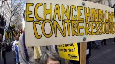 ECHANGE HANDY CAF CONTRE RESSOURCE yazılı döviz tutan eylemci.