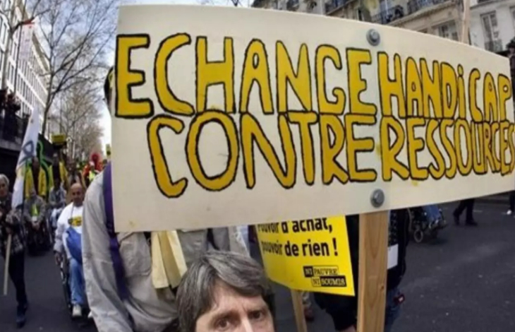 ECHANGE HANDY CAF CONTRE RESSOURCE yazılı döviz tutan eylemci.