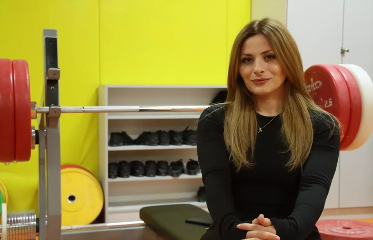 Halter sporcusu Cansu Çoban.