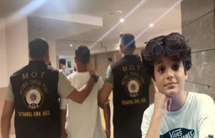 Görselde iki farklı sahne birleştirilmiş gibi duruyor. Arka planda, “M.O.T. Mobil Okul Timi” yazılı yelek giyen iki polis memuru, bir kişiyi kolundan tutarak bir binanın koridorunda götürüyor. Ön planda ise bir çocuk (muhtemelen Mattia Ahmet Minguzzi) yer alıyor; beyaz bir tişört giymiş, yüzünde ciddi ve düşünceli bir ifade var. Çocuğun görüntüsü dijital olarak eklenmiş gibi duruyor.