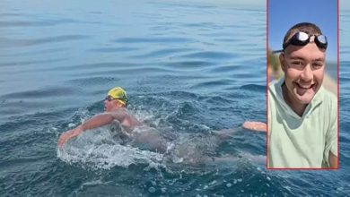 Görselde, denizde kulaç atan bir yüzücü ve sağ köşede onun gülen bir portresi yer alıyor. Sarı bone ve gözlük takan sporcu, açık denizde yüzüyor. Bu kişi, İzmirli otizmli yüzücü Tuna Tunca. 22 yaşındaki Tuna, Manş Denizi’ni geçerek bunu başaran ilk Türk otizmli sporcu oldu.