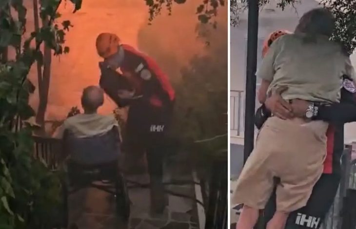 Görsel iki kareden oluşuyor. Sol karede, tekerlekli sandalyede oturan yaşlı bir engelli birey var. Arka planda yoğun duman ve yangın ışığı görülüyor. Bir arama kurtarma görevlisi (kasklı ve "İHH" yazılı kıyafetli) engelli bireye yardım ediyor. Sağ karede ise aynı görevli, engelli kişiyi kucağında taşıyarak güvenli alana götürüyor.