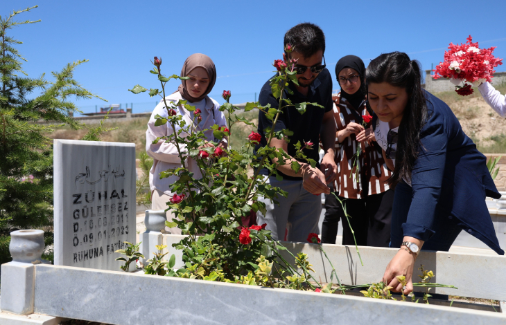 Mezarlığa giden vatandaşlar, karanfil bırakıyor.