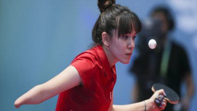 Merve Cansu Demir'in sol elinde raket tutarken çekilmiş maç pozu.