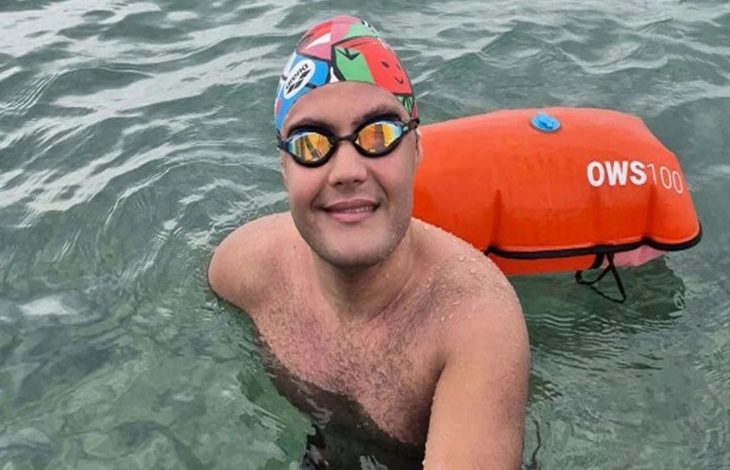 Fotoğrafta, suyun içerisinde yüzen otizmli birey Tuna Tunca yer almaktadır.
