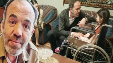 Fotoğrafta iki farklı görsel kullanılmış. Görselin sol tarafında bir aktörün boyundan yukarısı yer alıyor. Görselin sağ tarafında ise bir film sahnesinde yer alan sahne kullanılmaktadır.