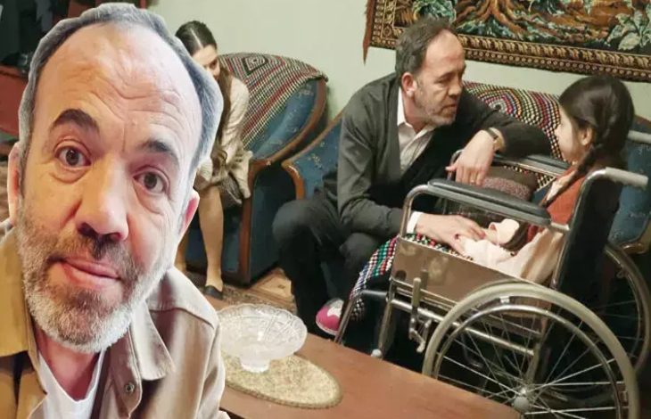 Fotoğrafta iki farklı görsel kullanılmış. Görselin sol tarafında bir aktörün boyundan yukarısı yer alıyor. Görselin sağ tarafında ise bir film sahnesinde yer alan sahne kullanılmaktadır.