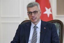 "Fotoğrafta Sağlık Bakanı Kemal Memişoğlu yer alıyor. Bakanın arkasında ise Türk bayrağı ile Sağlık Bakanlığı'nın logosunu taşıyan bir bayrak görülüyor."