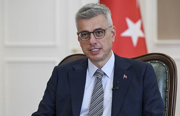 "Fotoğrafta Sağlık Bakanı Kemal Memişoğlu yer alıyor. Bakanın arkasında ise Türk bayrağı ile Sağlık Bakanlığı'nın logosunu taşıyan bir bayrak görülüyor."
