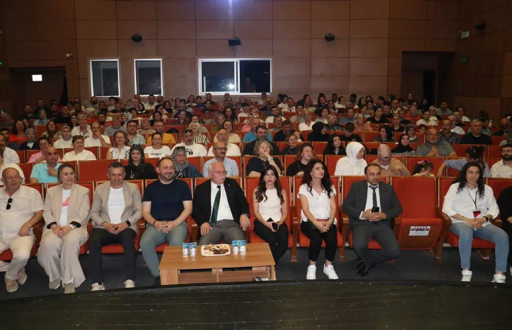Film izlemek için toplanan kitle izleyici koltuklarında bulunuyor.