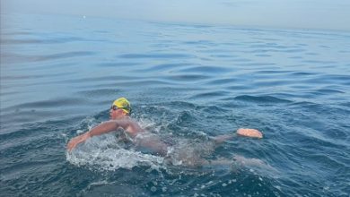 Tuna Tunca, Manş Denizi'nde yüzüyor.